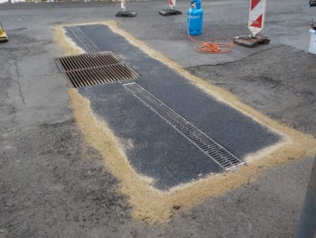 Odvodňovací rošt s kanalizační šachtou, oprava asfaltu